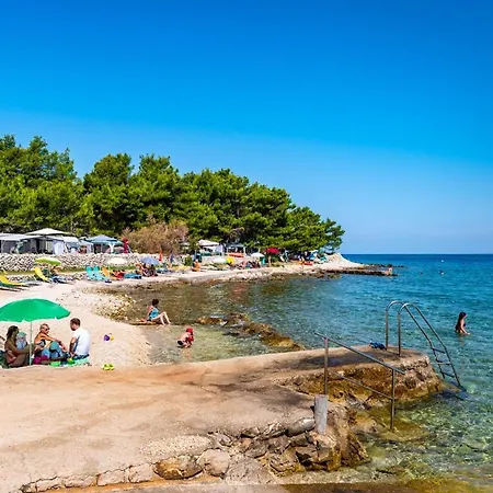 Caravan Near The Sea 6 Penzion Ugljan