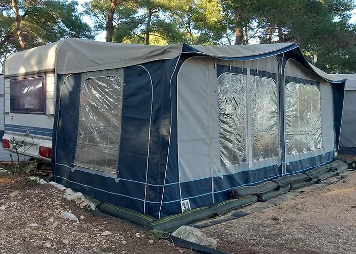 Gostinjska kuća Caravan Near The Sea 6 Ugljan
