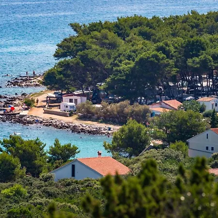 In - Caravan Near The Sea 6 * Ugljan